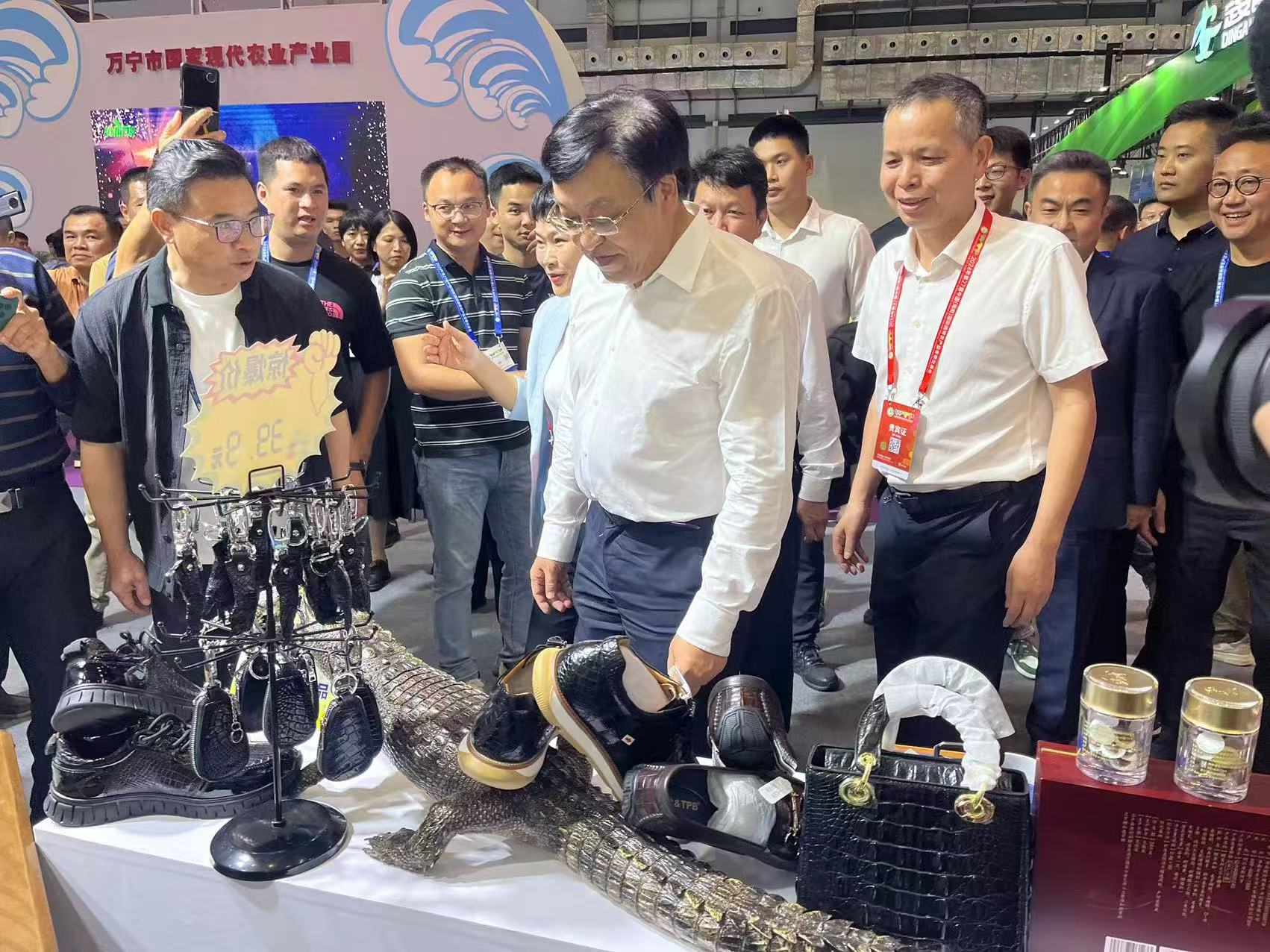 海南省委书记冯飞莅临冬交会鳄珍品牌展位视察指导 - 基地动态 - 鳄珍 - 鳄鱼全产业链品牌