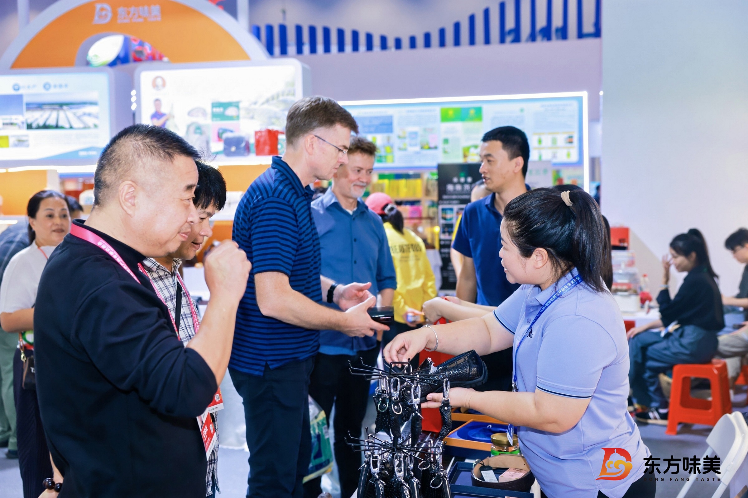 海南省委书记冯飞莅临冬交会鳄珍品牌展位视察指导 - 基地动态 - 鳄珍 - 鳄鱼全产业链品牌